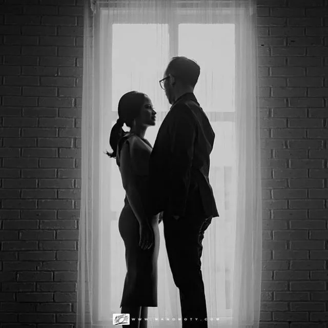 15 Ide Foto Pranikah Berkonsep Hitam Putih yang Tak Lekang oleh Waktu. Tinggal Maksimalkan Gayamu 23