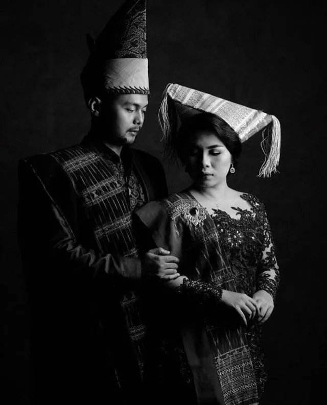 15 Ide Foto Pranikah Berkonsep Hitam Putih yang Tak Lekang oleh Waktu. Tinggal Maksimalkan Gayamu 22