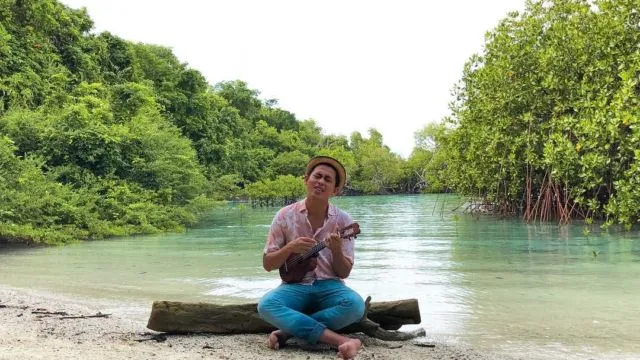10 Lagu ini Bisa Bikin Kamu Nggak Suuzan sama Pasangan yang Nggak Kunjung Balas Chat. Sabar, Yha~ 19