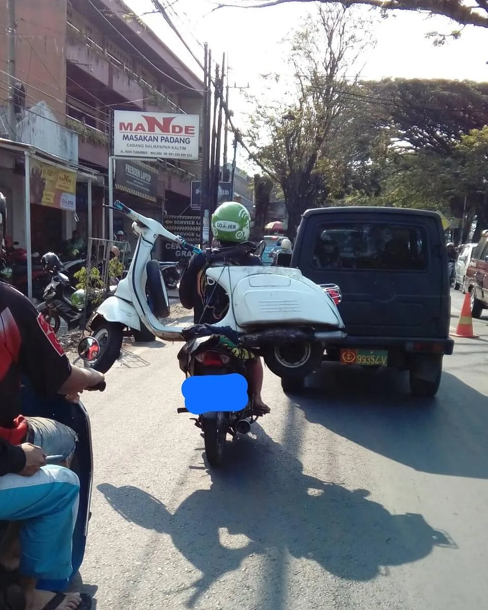 15 Momen Berat Abang Ojol Saat Antar Pesanan Nggak Logis. Dari Kasur Sampai Kulkas, Dibawa Pake Motor! 28
