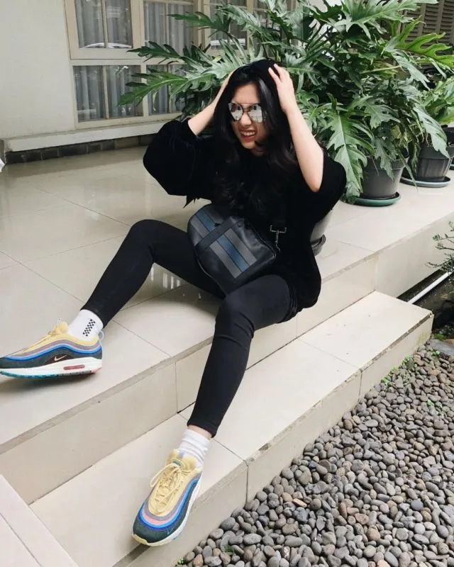 12 Gaya Foto Selebritas yang Cukup Nyeleneh di Media Sosial. Mereka Juga Bosan Gaya Syantik Kali, Ya? 13