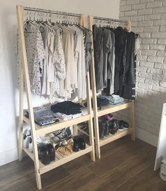 15 Inspirasi Open Wardrobe Cantik Memikat di Kamar. Berasa Lagi Belanja di Rumah Sendiri Sih Kalau Dipajang Begini 20