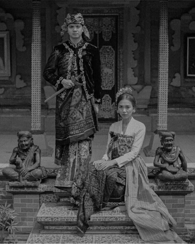 15 Ide Foto Pranikah Berkonsep Hitam Putih yang Tak Lekang oleh Waktu. Tinggal Maksimalkan Gayamu 20