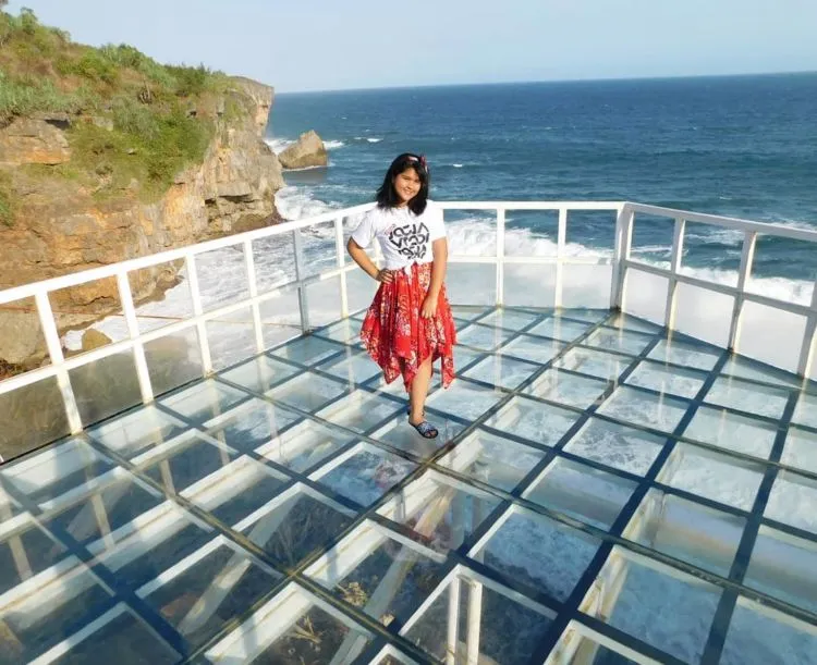 Teras Kaca Pantai Nguluran, Destinasi Kekinian di Jogja yang Bisa Bikin Kaki Gemetar. Mau Coba? 10