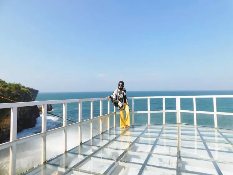 Teras Kaca Pantai Nguluran, Destinasi Kekinian di Jogja yang Bisa Bikin Kaki Gemetar. Mau Coba? 16