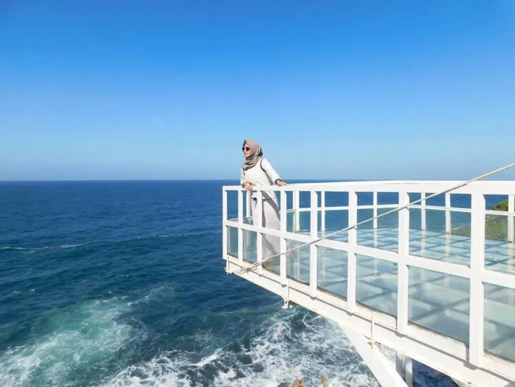 Teras Kaca Pantai Nguluran, Destinasi Kekinian di Jogja yang Bisa Bikin Kaki Gemetar. Mau Coba? 13