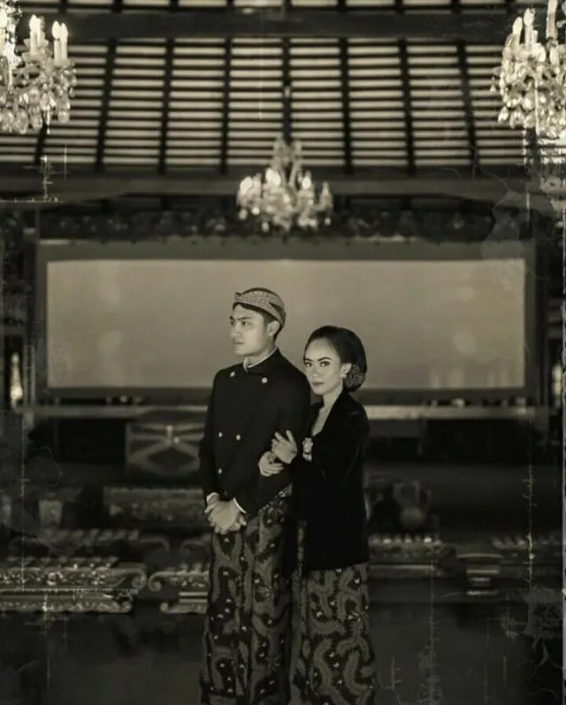 15 Ide Foto Pranikah Berkonsep Hitam Putih yang Tak Lekang oleh Waktu. Tinggal Maksimalkan Gayamu 17