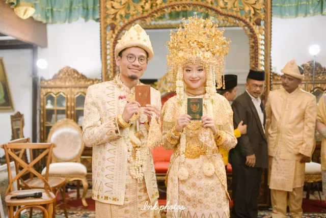 Pesta Pernikahan Gitasav Mengenakan Busana Adat Palembang. Tampak Anggun dalam Ketradisionalan 25