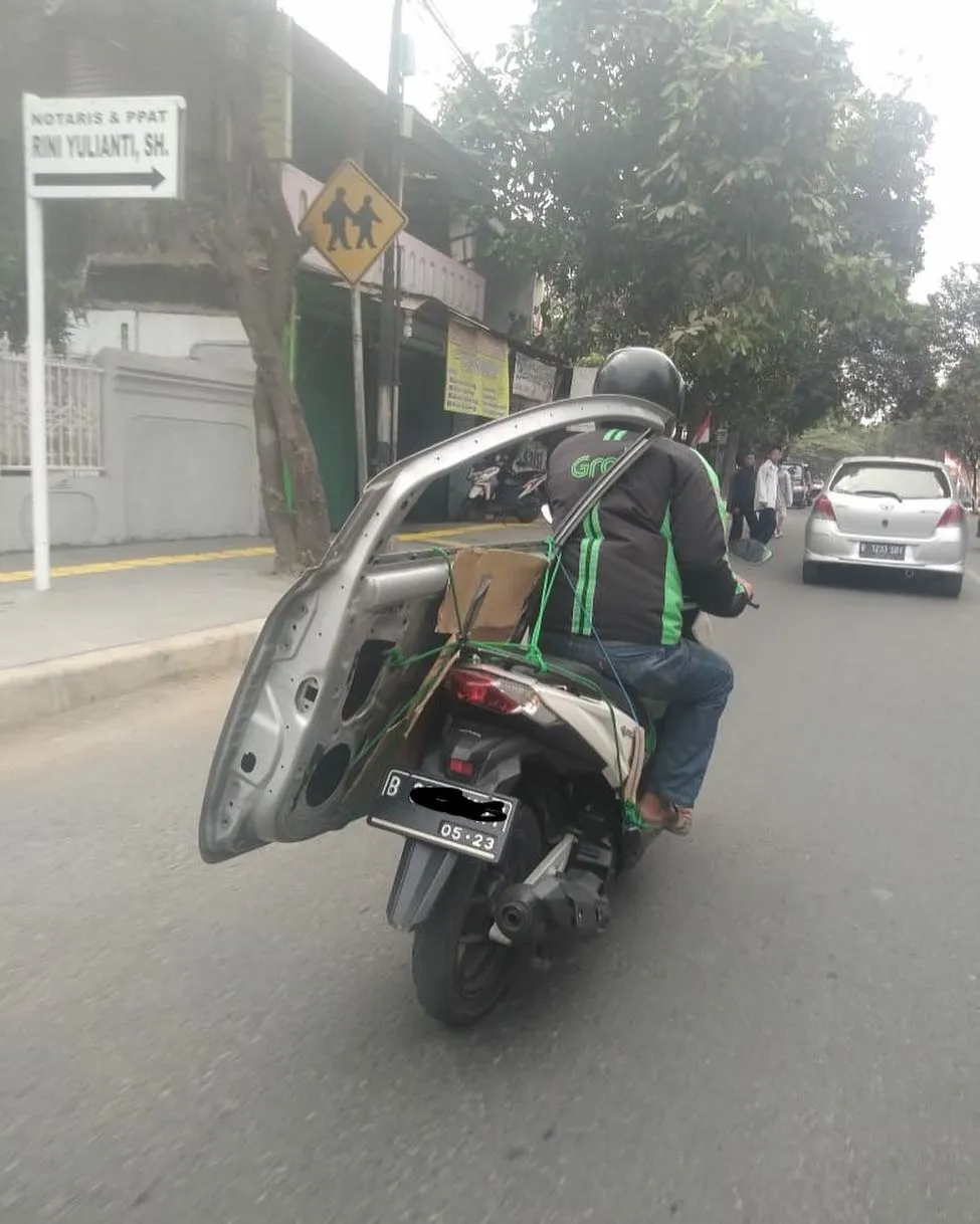 15 Momen Berat Abang Ojol Saat Antar Pesanan Nggak Logis. Dari Kasur Sampai Kulkas, Dibawa Pake Motor! 16