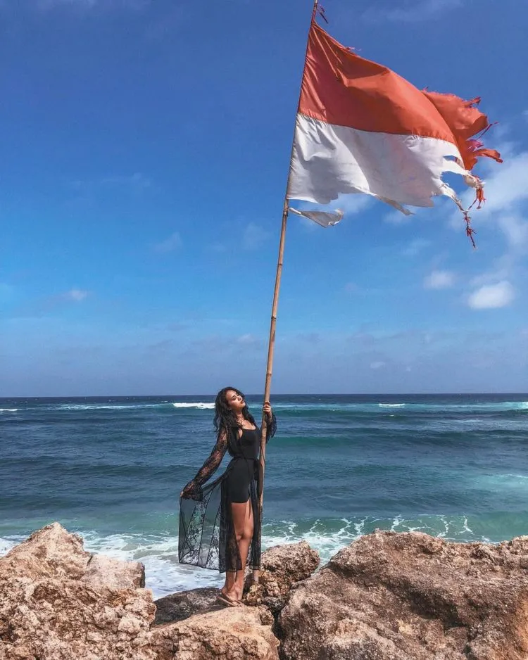 Posting Foto Bendera Robek, Anya Geraldine dan Nadine Chandrawinata Terancam Sanksi. Apa Sebabnya? 4