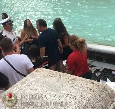 Rebutan Spot Foto Buat Instagram, Dua Turis Ini Jambak-Jambakan. Waduh, Norak Banget Sih! 5