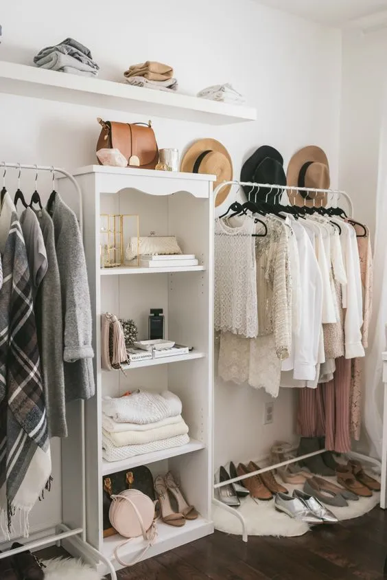 15 Inspirasi Open Wardrobe Cantik Memikat di Kamar. Berasa Lagi Belanja di Rumah Sendiri Sih Kalau Dipajang Begini 25