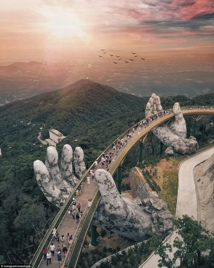 Indahnya Jembatan Emas dengan Tangan Dewa di Vietnam. Desainnya Spektakuler! 5