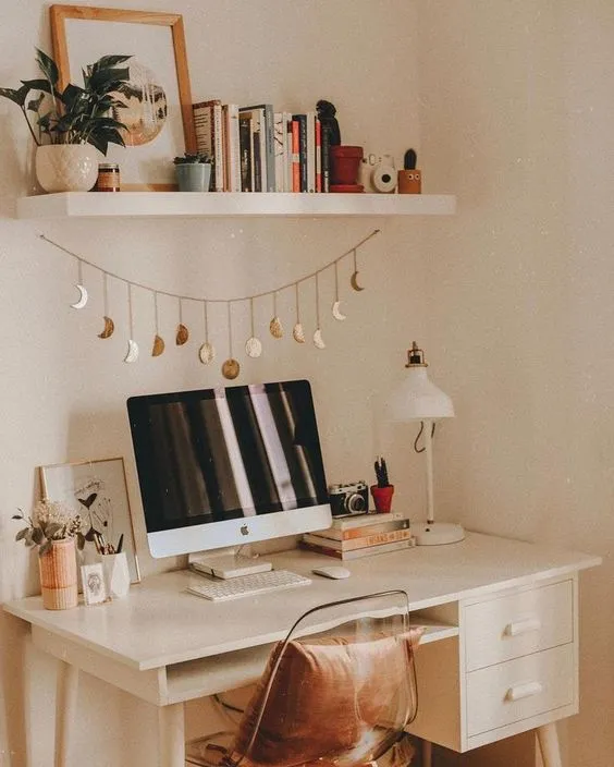 16 Ide Meja Belajar yang Rapi dan Cocok untuk Kamar Ukuran Mini. Nggak Akan Mager Lagi Kalau Udah Begini! 33