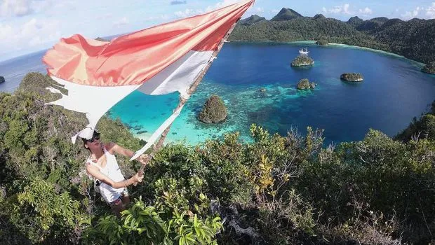 Posting Foto Bendera Robek, Anya Geraldine dan Nadine Chandrawinata Terancam Sanksi. Apa Sebabnya? 5