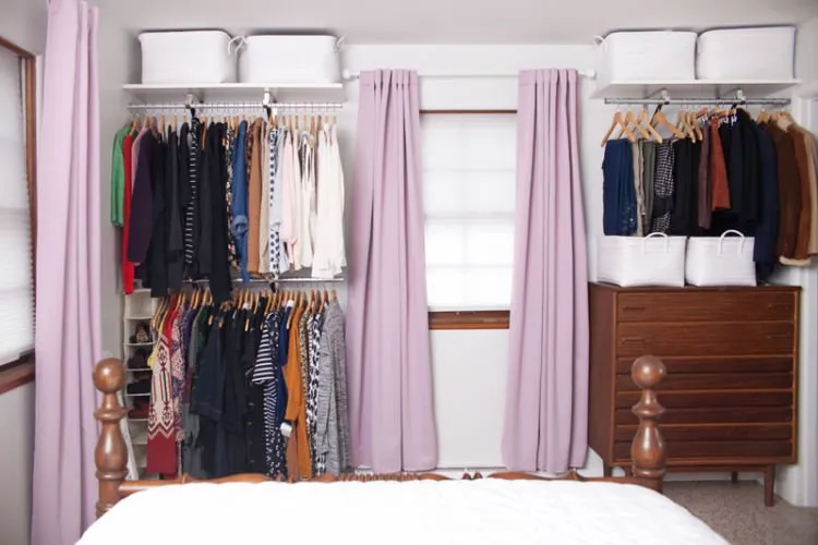15 Inspirasi Open Wardrobe Cantik Memikat di Kamar. Berasa Lagi Belanja di Rumah Sendiri Sih Kalau Dipajang Begini 22