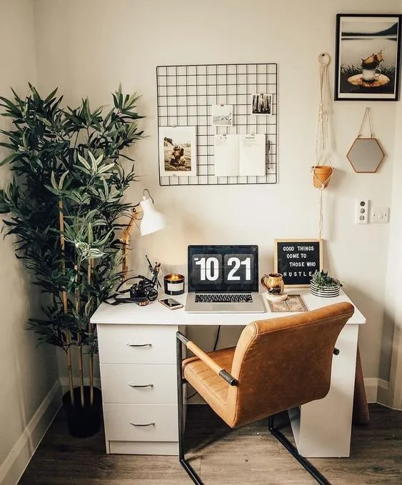 16 Ide Meja Belajar yang Rapi dan Cocok untuk Kamar Ukuran Mini. Nggak Akan Mager Lagi Kalau Udah Begini! 36