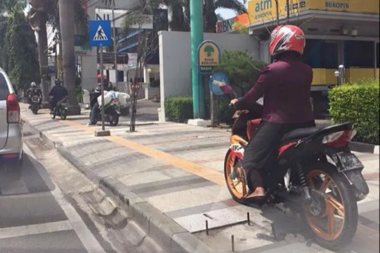 Perjuangkan Hak Pejalan Kaki, Warganet ini Justru Kena Semprot Ibu-ibu. Hmm, Salah Siapa? 6