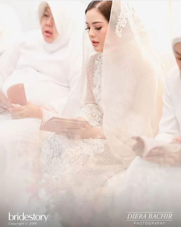 17+ Potret Cantik nan Memukau Pernikahan Tasya Kamila dan Randi Bachtiar. Sempurna dari Make-Up, Busana Hingga Venue Acara 19