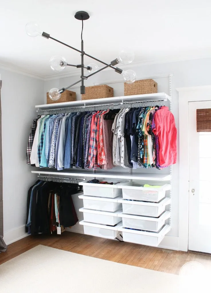 15 Inspirasi Open Wardrobe Cantik Memikat di Kamar. Berasa Lagi Belanja di Rumah Sendiri Sih Kalau Dipajang Begini 16