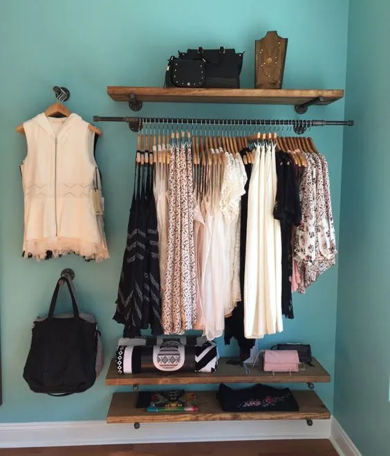 15 Inspirasi Open Wardrobe Cantik Memikat di Kamar. Berasa Lagi Belanja di Rumah Sendiri Sih Kalau Dipajang Begini 21