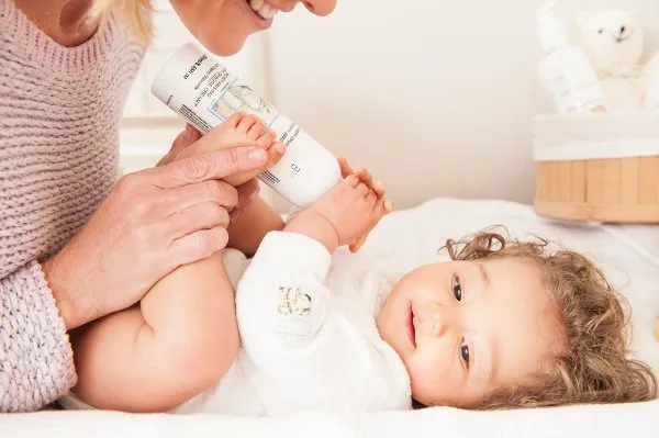 5 Alasan Kenapa Sebaiknya Jangan Pakai Produk Bayi untuk Skincare Wajah 6 bedak bayi untuk wajah