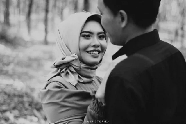 15 Ide Foto Pranikah Berkonsep Hitam Putih yang Tak Lekang oleh Waktu. Tinggal Maksimalkan Gayamu 30
