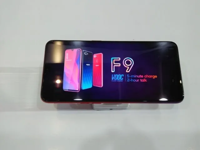 Tak Sekadar Oke Buat Foto, Oppo F9 Bisa Nge-Charge 5 Menit Saja dan Dipakai Teleponan Sampai 2 Jam 8