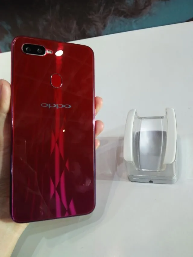 Tak Sekadar Oke Buat Foto, Oppo F9 Bisa Nge-Charge 5 Menit Saja dan Dipakai Teleponan Sampai 2 Jam 9