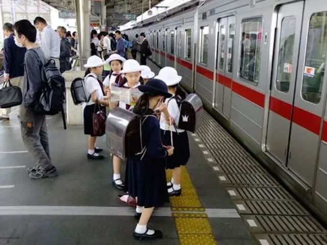 10+ Potret Anak Berangkat Sekolah dari Berbagai Belahan Dunia. Ada yang Perjuangannya Berat Banget 23