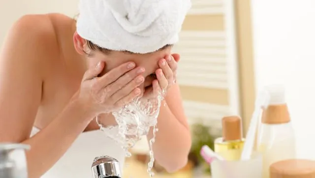 5 Alasan Kenapa Sebaiknya Jangan Pakai Produk Bayi untuk Skincare Wajah 7 bedak bayi untuk wajah