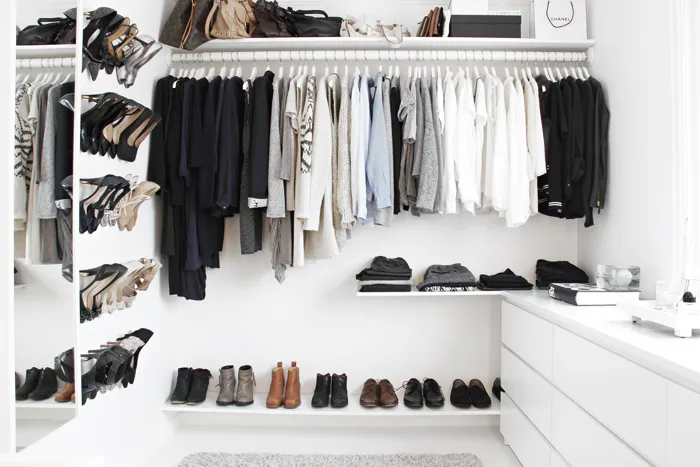 15 Inspirasi Open Wardrobe Cantik Memikat di Kamar. Berasa Lagi Belanja di Rumah Sendiri Sih Kalau Dipajang Begini 23
