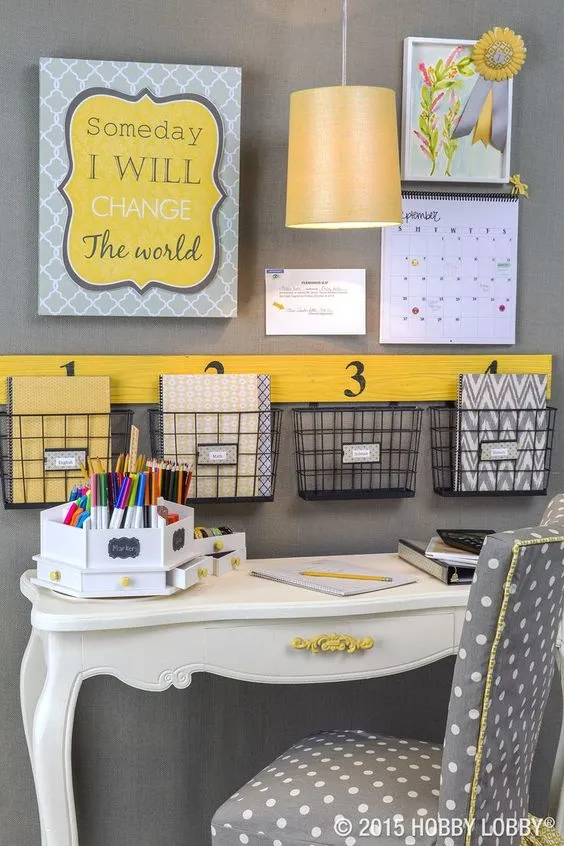 16 Ide Meja Belajar yang Rapi dan Cocok untuk Kamar Ukuran Mini. Nggak Akan Mager Lagi Kalau Udah Begini! 25