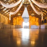 12+ Inspirasi Indoor Lighting untuk Resepsi Pernikahanmu. Biar Kata Dekorasi Minimal, Pencahayaan Tetap Maksimal!