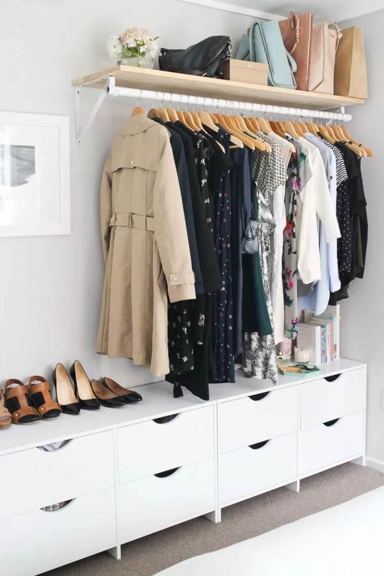 15 Inspirasi Open Wardrobe Cantik Memikat di Kamar. Berasa Lagi Belanja di Rumah Sendiri Sih Kalau Dipajang Begini 19