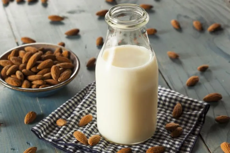 9 Pilihan Alternatif Susu SELAIN Sapi yang Tak Kalah Bernutrisi. Cocok Buat yang Lagi Diet Atau Alergi 11