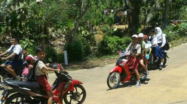 10+ Potret Anak Berangkat Sekolah dari Berbagai Belahan Dunia. Ada yang Perjuangannya Berat Banget 30