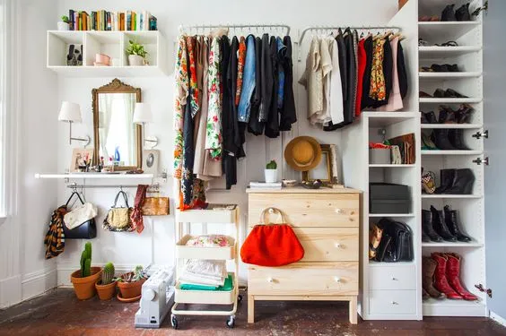 15 Inspirasi Open Wardrobe Cantik Memikat di Kamar. Berasa Lagi Belanja di Rumah Sendiri Sih Kalau Dipajang Begini 30