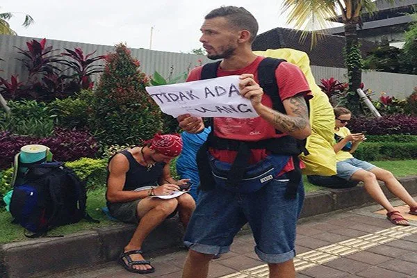 8 Bukti Kalau Orang Negeri Ini Masih Sering Merasa Inferior. Suka Minder Nggak Jelas ke Orang Asing 13