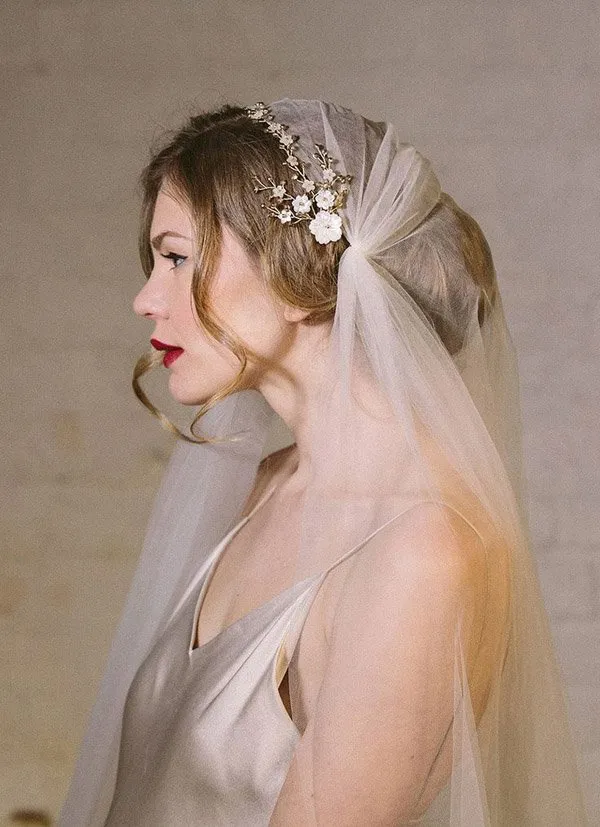 20+ Inspirasi Menata Wedding Veil, si Tudung Pengantin untuk Sempurnakan Momen Istimewa 36