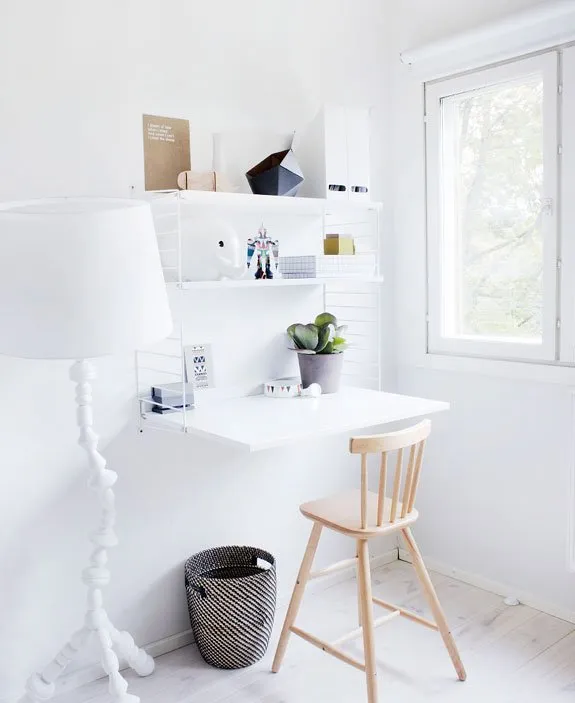 16 Ide Meja Belajar yang Rapi dan Cocok untuk Kamar Ukuran Mini. Nggak Akan Mager Lagi Kalau Udah Begini! 21