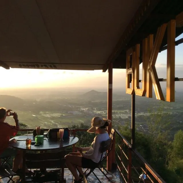 Dear Penikmat Senja, 10 Tempat Nongkrong di Jogja Ini Cocok untuk Menikmati Sunset yang Istimewa! 19