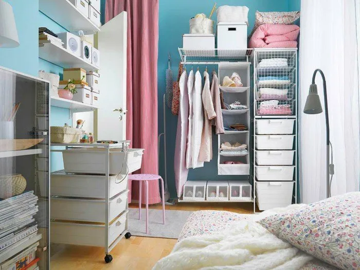 15 Inspirasi Open Wardrobe Cantik Memikat di Kamar. Berasa Lagi Belanja di Rumah Sendiri Sih Kalau Dipajang Begini 29