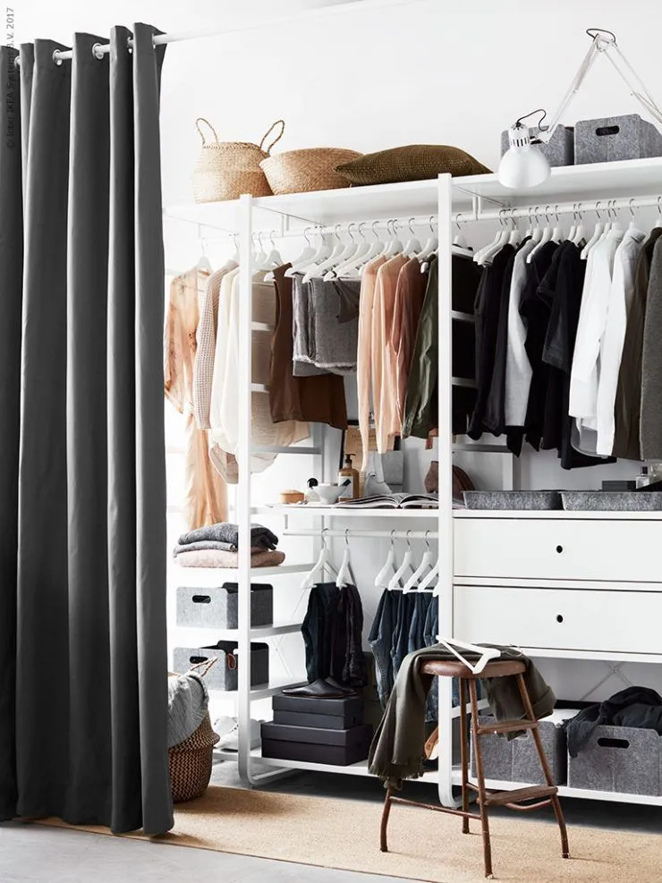 15 Inspirasi Open Wardrobe Cantik Memikat di Kamar. Berasa Lagi Belanja di Rumah Sendiri Sih Kalau Dipajang Begini 26