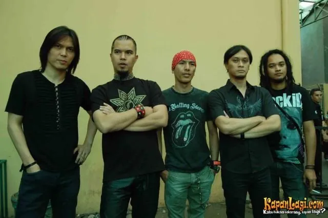 10 Lagu ini Bisa Bikin Kamu Nggak Suuzan sama Pasangan yang Nggak Kunjung Balas Chat. Sabar, Yha~ 17
