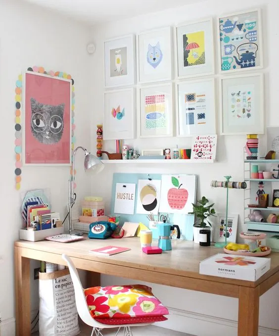 16 Ide Meja Belajar yang Rapi dan Cocok untuk Kamar Ukuran Mini. Nggak Akan Mager Lagi Kalau Udah Begini! 30