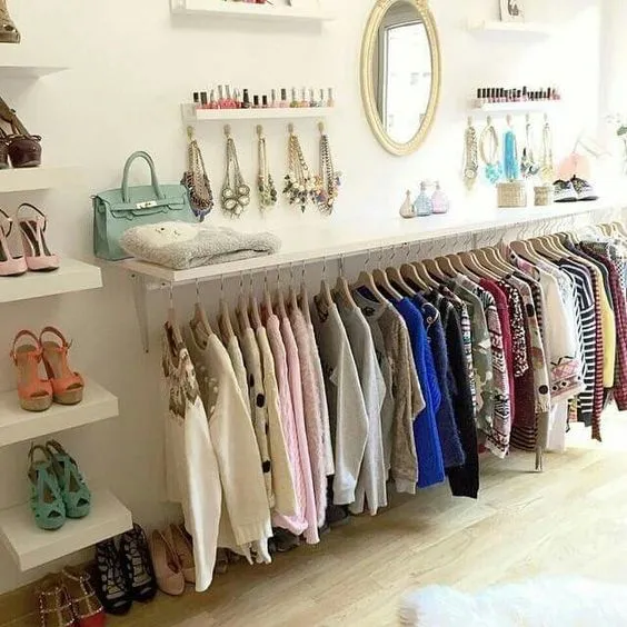 15 Inspirasi Open Wardrobe Cantik Memikat di Kamar. Berasa Lagi Belanja di Rumah Sendiri Sih Kalau Dipajang Begini 28