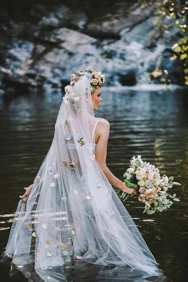 20+ Inspirasi Menata Wedding Veil, si Tudung Pengantin untuk Sempurnakan Momen Istimewa 38