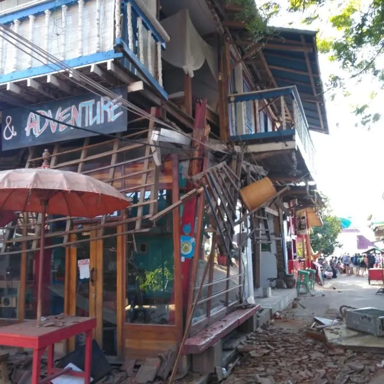 Gili Trawangan Terdampak Parah Gempa Lombok. Begini Potret Kerusakan dan Evakuasinya! 12