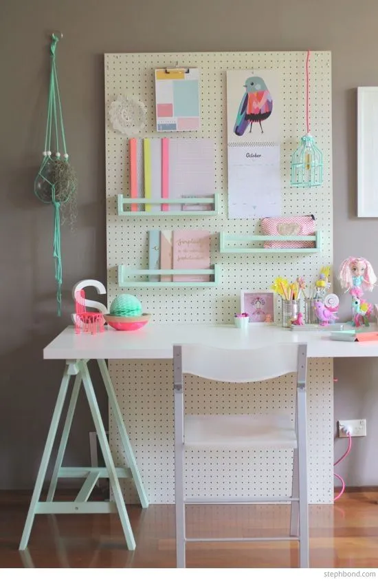 16 Ide Meja Belajar yang Rapi dan Cocok untuk Kamar Ukuran Mini. Nggak Akan Mager Lagi Kalau Udah Begini! 27